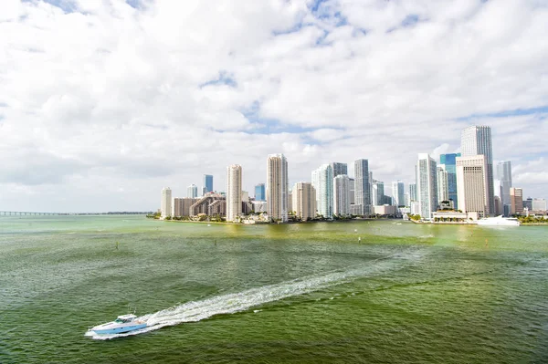 Arranha-céus de Miami com céu azul nublado, vela de barco, vista aérea — Fotografia de Stock