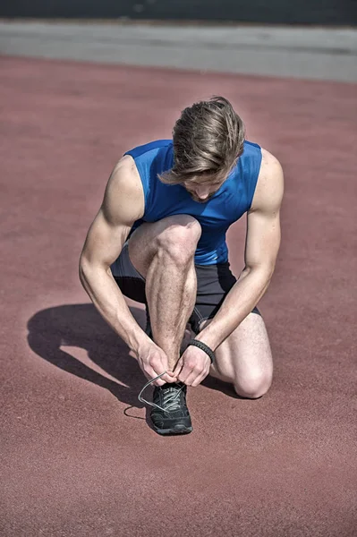 Läufer, athletischer bärtiger Mann mit muskulösem Körper und Schnürsenkeln — Stockfoto