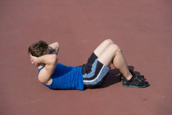 Atletisk skäggig man med muskulös kropp gör övningar mage — Stockfoto