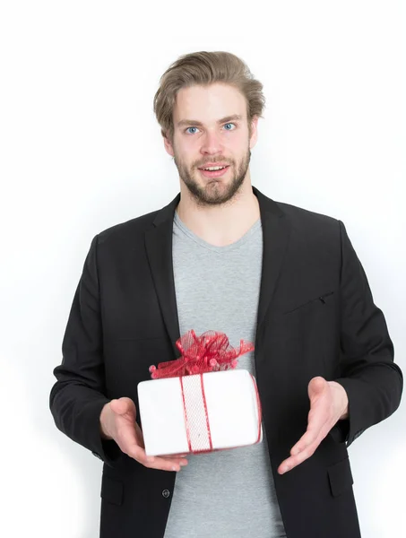 Hombre barbudo guapo con regalo, caja de regalo en cinta roja — Foto de Stock