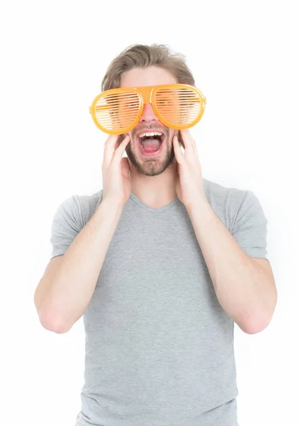 Πορτοκαλί Κόμμα γυαλιά σε αστεία νεαρός άνδρας στο casual πουκάμισο — Φωτογραφία Αρχείου