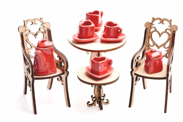 Игрушечная вечеринка с маленькой красной керамической посудой — стоковое фото