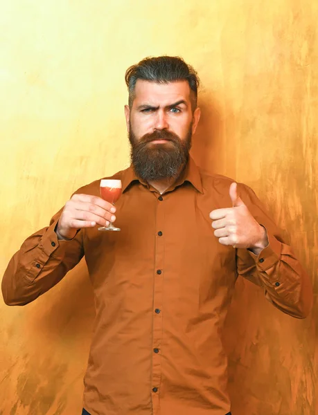 Brutal caucásico hipster holding alcoholico disparo — Foto de Stock