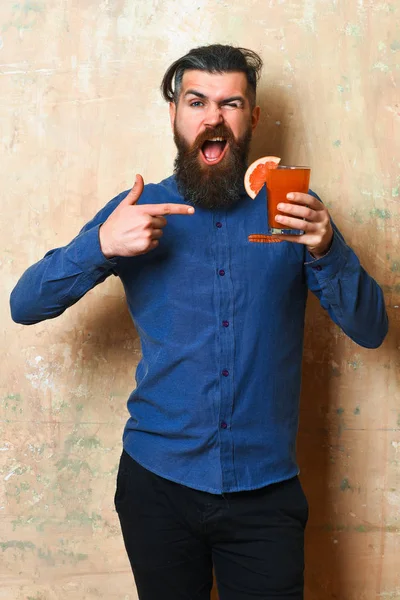 Brutal hipster holding tropical alcoholic fresh cocktail — Stock Photo, Image