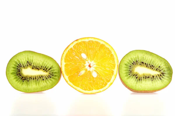 Fruit trio samenstelling gemaakt van kiwi fruit en oranje helften — Stockfoto