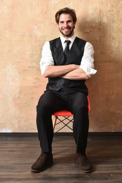Homme ou homme d'affaires souriant sur la chaise en attente d'un entretien d'embauche — Photo