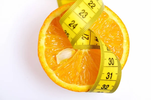 Medición con fruta de rodajas de naranja aislada en blanco — Foto de Stock