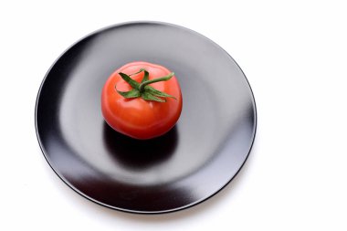 sebze taze kavramı, üzerinde beyaz izole tabakta domates