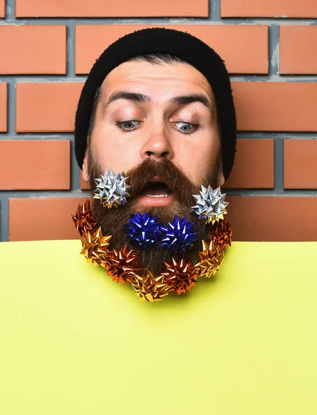 Бородатий чоловік, жорстокий кавказький здивований хіпстер із зірками подарункових прикрас — стокове фото