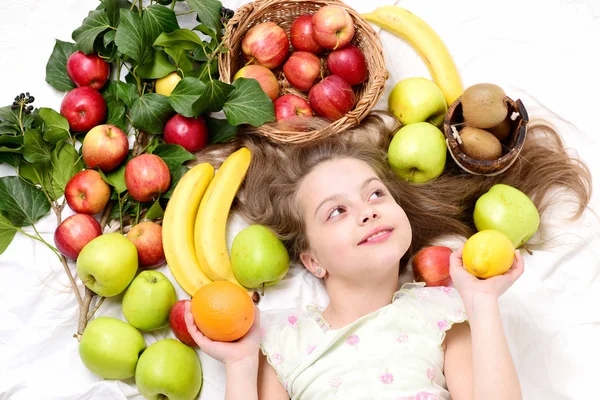 Egzotyczne owoce lub letnie tło z małą szczęśliwą dziewczyną — Zdjęcie stockowe