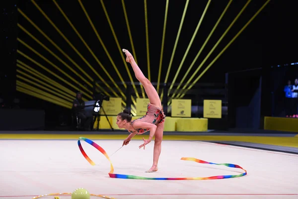 Turnerinnen treten bei Wettkampf der rhythmischen Sportgymnastik auf — Stockfoto