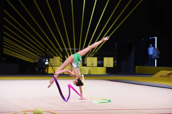 Gymnastka dívka vystoupí na rytmickou gymnastiku konkurence — Stock fotografie