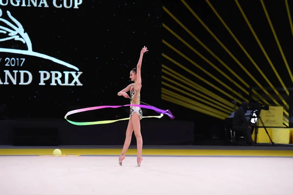 Turnerinnen treten bei Wettkampf der rhythmischen Sportgymnastik auf — Stockfoto