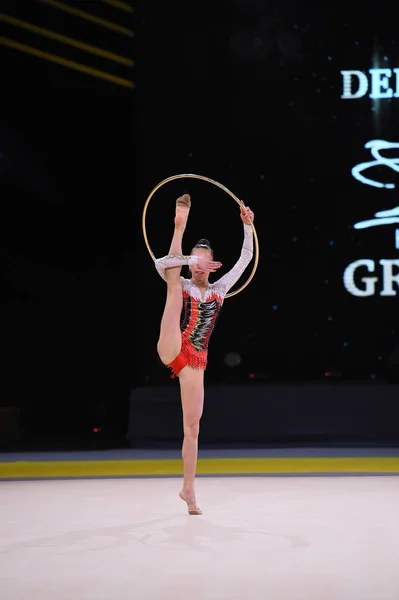 Gymnast girl perform at rhythmic gymnastics competition — Stock Photo, Image