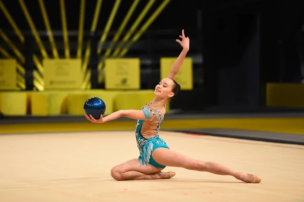 Gymnastka dívka vystoupí na rytmickou gymnastiku konkurence — Stock fotografie