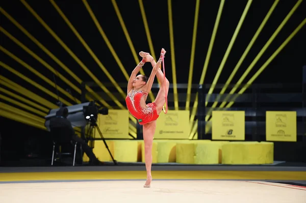 Turnerinnen treten bei Wettkampf der rhythmischen Sportgymnastik auf — Stockfoto