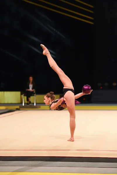 Ginnasta ragazza eseguire a gara di ginnastica ritmica — Foto Stock