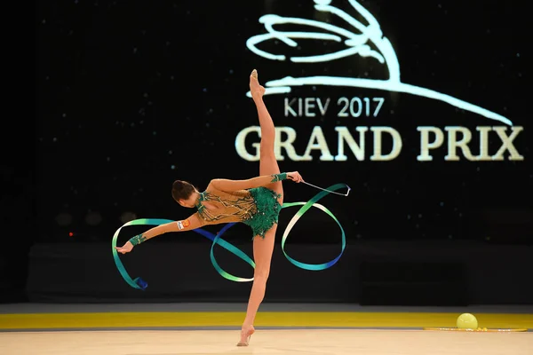 Turnerinnen treten bei Wettkampf der rhythmischen Sportgymnastik auf — Stockfoto