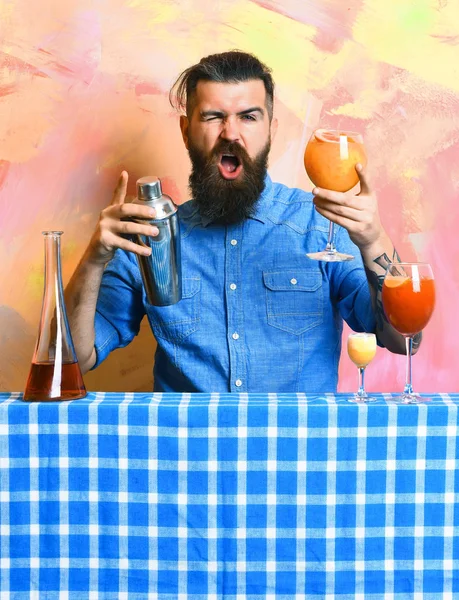 Brutal hipster caucásico con cócteles alcohólicos y cosas de bar — Foto de Stock