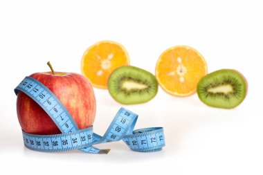 Tropikal meyve: portakal ve kivi meyve yarım elma ile birlikte