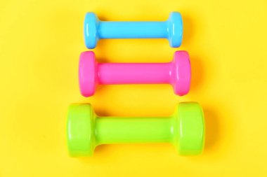 renkli ağırlık dambıl sarı, fitness eğitim kavramı