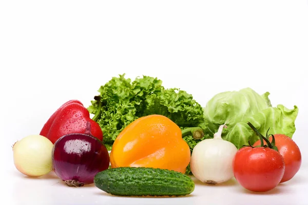 Pomidory, papryka, warzywa liściaste, liść sałaty z ogórkiem i cebulą — Zdjęcie stockowe