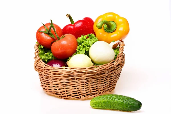 Dieet concept, groenten, sla, tomaten, uien, paprika, komkommer in mand — Stockfoto