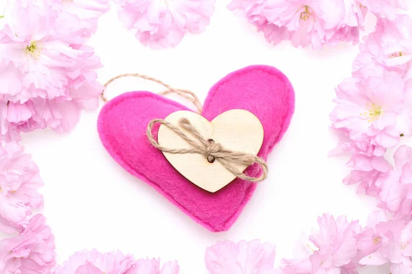 Cuore realizzato in feltro di colore rosa e cuore in legno — Foto Stock