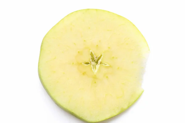 Яблоко представлено круглым зеленым ломтиком с пустой звездой — стоковое фото