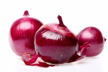 Kırmızı soğan trio: birkaç mor sebze kabuğu ile tam