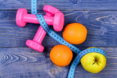 elma, portakal, teyp ve ağırlık dambıl diyet konsepti için ölçme