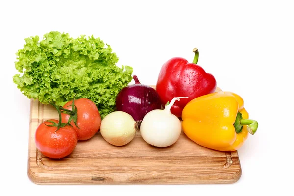 Fitness concept, verse groenten op snijplank — Stockfoto