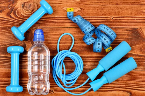 Objekte für Trainingskonzept, Flasche, Springseil, Maßband, Hanteln — Stockfoto