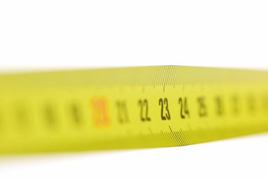 Sarı şerit metre, yirmi üç numaralı üzerinde odaklanmış bir parçası