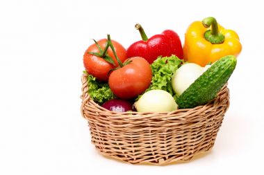 sağlıklı yaşam konsepti, marul, domates, soğan, biber, salatalık sepeti