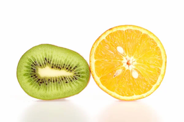 Kiwi's en oranje helften geïsoleerd op witte achtergrond — Stockfoto