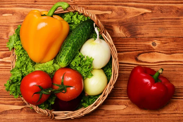 Agrarische concept, groenten, sla, tomaten, uien, paprika, komkommer in mand — Stockfoto