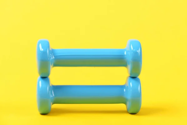 Conceito de treinamento com barra ou halteres em amarelo — Fotografia de Stock