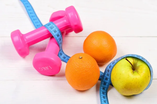 Training concept, halters gewicht met meetlint, fruit — Stockfoto