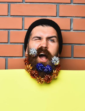 Sakallı adam, vahşi, beyaz tenli, şaşı, hediye dekorasyonu yıldızlı bir hippi.