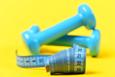 seçici odak dumbbells, fitness nesne kavramı ile ölçüm bandı