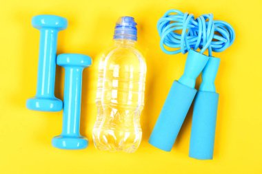 Spor malzemeleri ip ve su şişesi atlama mavi dumbbells ile
