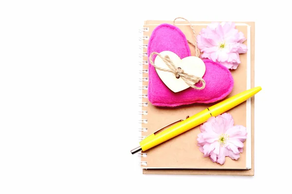 Notebook e coração de feltro rosa com flores sakura luz — Fotografia de Stock