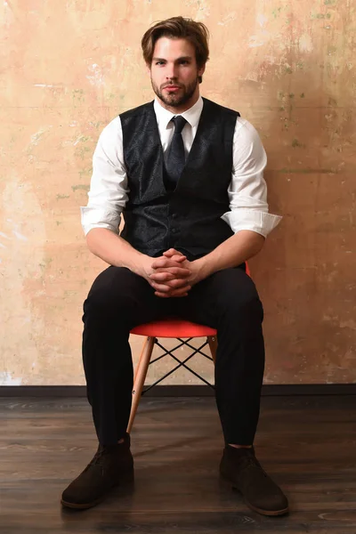 Homem de negócios moda relaxar na cadeira — Fotografia de Stock