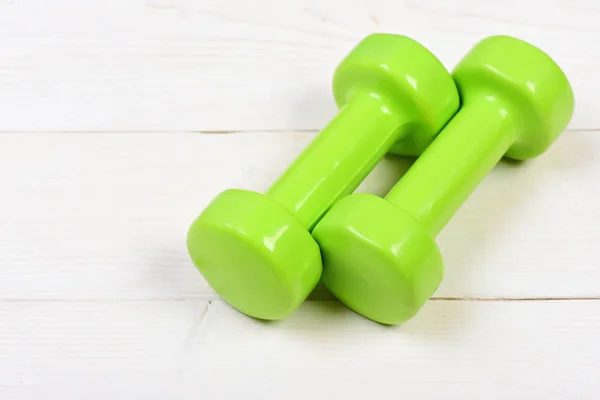 Halteres verdes em branco vintage com conceito de exercício — Fotografia de Stock