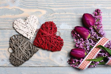 Hediyeleri ve dekoratif willow kalpleri ve bahar çiçekleri ile tatil kavramı