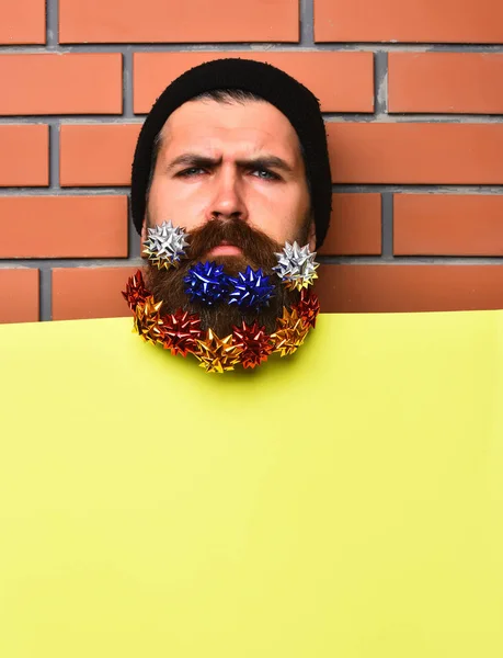 Бородатий чоловік, жорстокий кавказький серйозний хіпстер із зірками подарункових прикрас — стокове фото