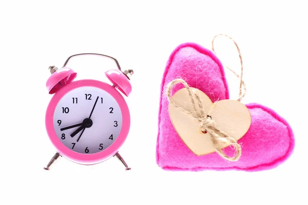 柔らかいピンクの布やレトロな目覚まし時計の作られた心 — ストック写真