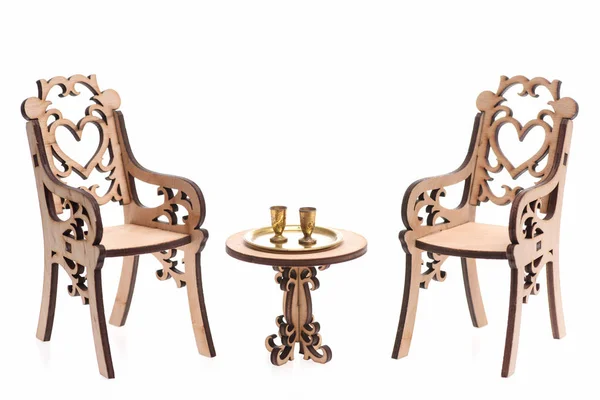 Чаши на золотом подносе и стол изолированы на белом — стоковое фото