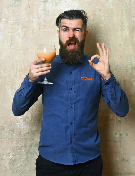 Brutaler Hipster mit tropischem Alkoholcocktail — Stockfoto